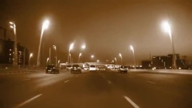 Dubai şehir trafiği gece kavşak. Birleşik Arap Emirlikleri