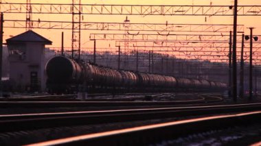 Demiryolu ve gün batımı.