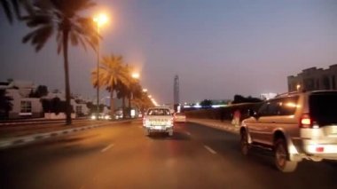 Dubai şehir trafiği gece kavşak. Birleşik Arap Emirlikleri