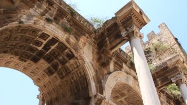 Antik Roma İmparatoru kapısı adrian antalya kent merkezi Türkiye'de