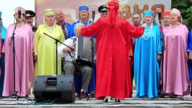 Ukrayna halk şarkısı. olușturarak kostüm kadınlarda Ukraynalı şarkı söyle