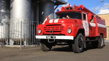 Kırmızı firetruck itfaiye içinde