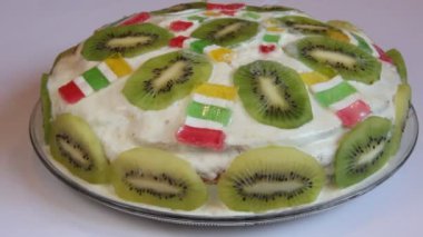 taze kivi ile süslü pasta