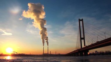 Dinyeper Nehri yakınında bir elektrik santrali