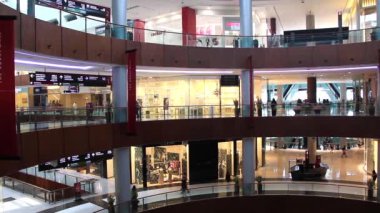 Dubai Mall alışveriş merkezine gelen iç alıcılar ile Birleşik Arap Emirlikleri