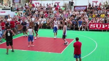 Kiev, Ukrayna - Ağustos 24: khreschatyk sokak üzerinde son Ukrayna streetball Ligi taraftarlara Bağımsızlık günü kutlamaları, kiev, Ukrayna, Ağustos 24, 2012 için adanmış