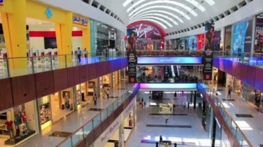 Dubai Mall alışveriş merkezine gelen iç alıcılar ile Birleşik Arap Emirlikleri