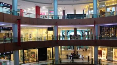 Dubai Mall alışveriş merkezine gelen iç alıcılar ile Birleşik Arap Emirlikleri