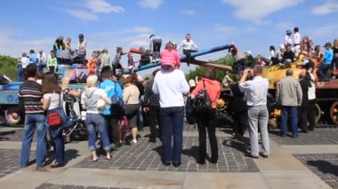 çocuklar tank üzerinde