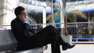 Cep telefonlu iş adamı