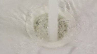 Kanalizasyon bir oluktan aşağı gidiyor