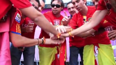 Kiev, Ukrayna - Temmuz 1: Avrupa Futbol Şampiyonası final maçında önce İspanyol futbol taraftarları 