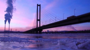 Dinyeper Nehri yakınında bir elektrik santrali