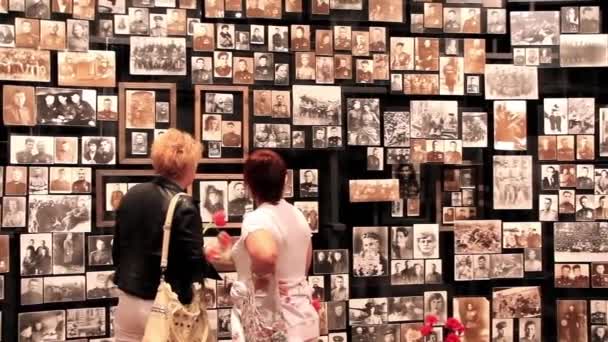 Стена со старыми фотографиями — стоковое видео