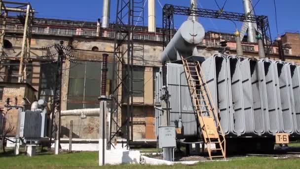 Stacja electropower ciepła. Transformatory. odkryty rozdzielcza — Wideo stockowe