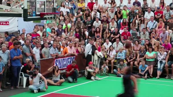 KIEV, UCRAINA - 24 AGOSTO: finale campionato ucraino di streetball in via Khreschatyk dedicato a celebrare il giorno dell'indipendenza a Kiev, Ucraina, 24 agosto 2012 — Video Stock