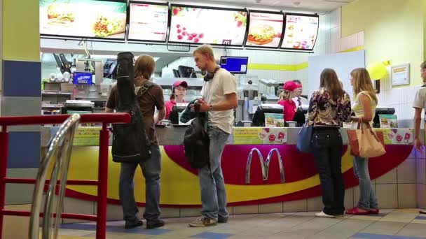 In fast-food restaurant — Stockvideo