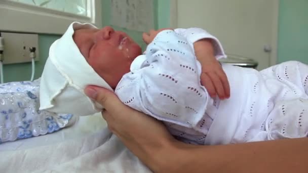 母亲和新生儿的女儿在产科医院 — 图库视频影像
