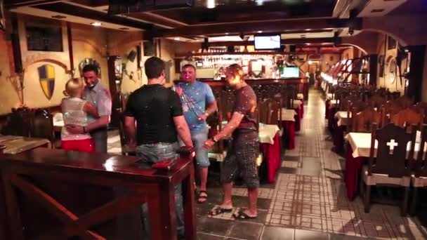 Junge Leute tanzen in einem Restaurant — Stockvideo