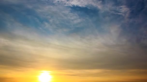 Beau coucher de soleil d'été