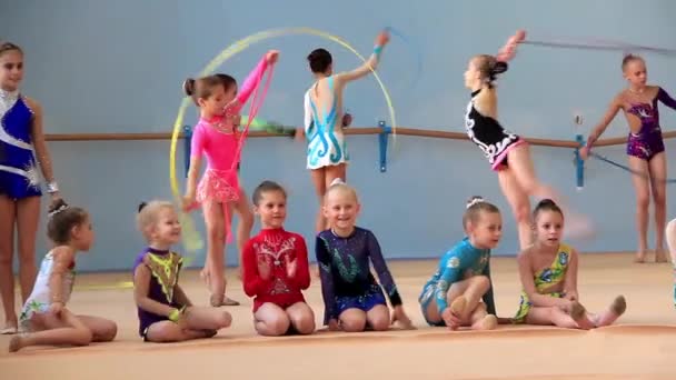 Szkolenie młodych gimnastyków — Wideo stockowe