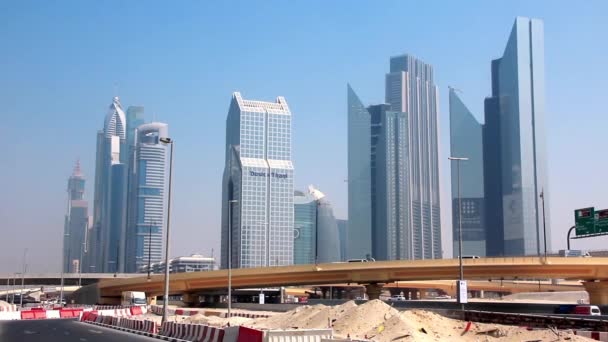 Tid förflutit skott av dubai trafik och skyline — Stockvideo