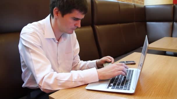 Бизнесмен с персональным компьютером — стоковое видео