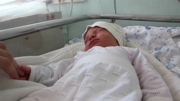 Novorozeně v porodním sále — Stock video