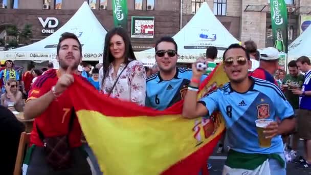 KIEV, UKRAINE - JULHO 1: torcedores de futebol espanhóis antes do jogo final do Campeonato Europeu de Futebol "EURO 2012" (Espanha vs Itália), Kiev, Ucrânia, 1 de julho de 2012 — Vídeo de Stock