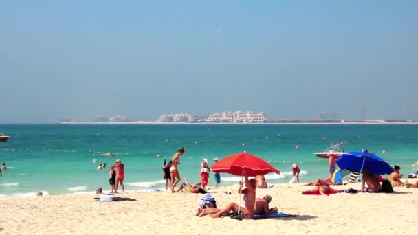 Playa en Dubai vista del Golfo Pérsico y Palm Island Emiratos Árabes Unidos — Vídeos de Stock