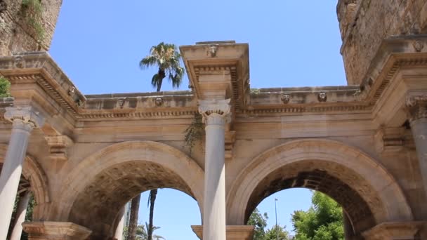 Oude poort van Romeinse keizer adrian in antalya stad centrum Turkije — Stockvideo