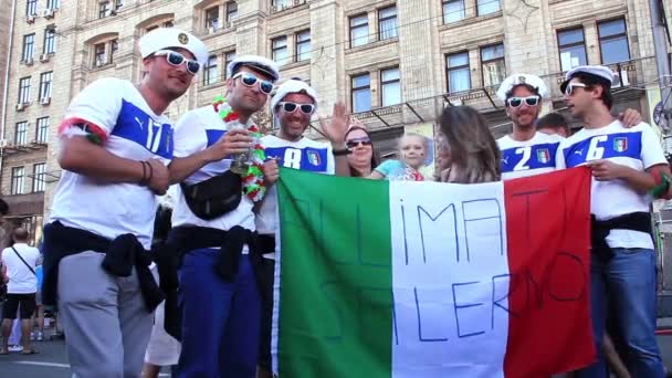 基辅，乌克兰 — — 7 月 1 日： 意大利球迷在欧洲足球锦标赛的最后一场比赛之前"欧元区 2012" （西班牙 vs 意大利），基辅，乌克兰，2012 年 7 月 1 日 — 图库视频影像