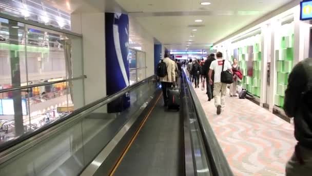 On travelator in Dubai international airport — Stock Video