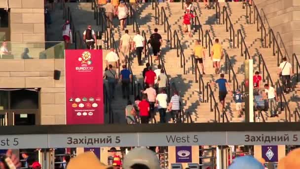 Fotbollsfans på olympiyskiy stadium i kiev innan sista matchen för euro 2012 — Stockvideo