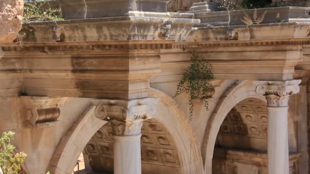 Porta antiga do imperador romano Adriano no centro da cidade de Antália Turquia — Vídeo de Stock
