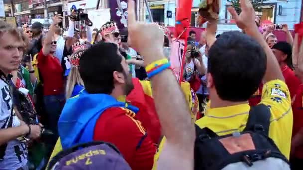 Kiev, Ukrajna - július 1.: spanyol szurkolók az európai labdarúgó bajnokság utolsó mérkőzés előtt "euro 2012" (Spanyolország vs Olaszország), Kijev, Ukrajna, július 1-én, 2012 — Stockvideo