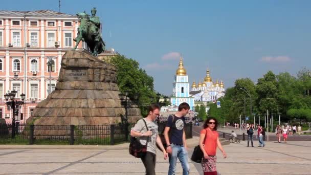 Monument voor bogdan khmelnitsky op het sofiyskaya plein in kiev, Oekraïne — Stockvideo