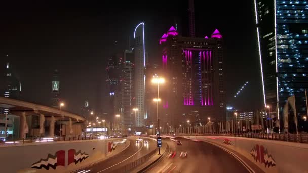 Dubai stad traffic's nachts, Verenigde Arabische Emiraten — Stockvideo