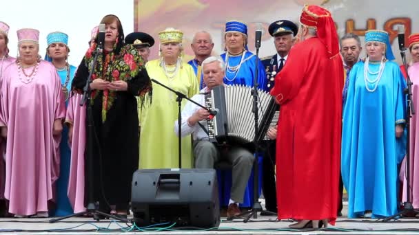 Música popular ucraniana. Mulheres em trajes multicoloridos cantam música ucraniana — Vídeo de Stock