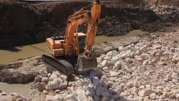 Big excavator operation in stone quarry — Stock Video