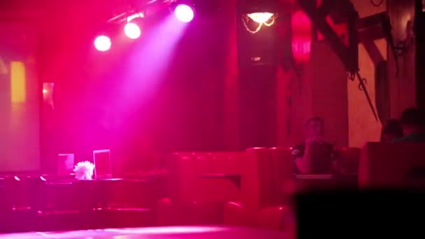 Kellnerin in einem Nachtclub — Stockvideo