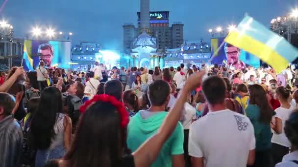 KIEV, UKRAINE, AUGUST 24, 2012: Dancing on holiday concert on Independence Square, dedicated to celebrating Independence Day in Kiev, Ukraine, August 24, 2012 — Stockvideo