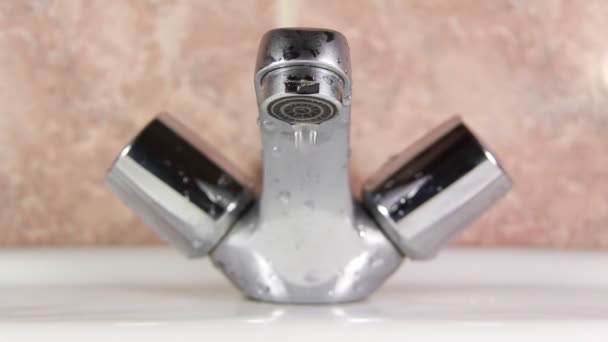L'eau coule d'un robinet — Video