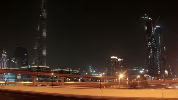 Dubai stad traffic's nachts, Verenigde Arabische Emiraten — Stockvideo