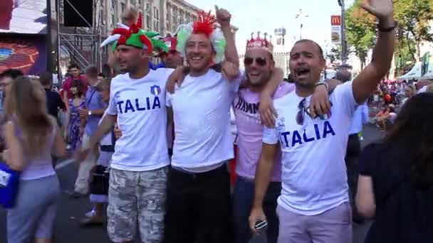 KIEV, UCRANIA - 1 DE JULIO: Los aficionados al fútbol italiano antes del partido final del Campeonato Europeo de Fútbol "EURO 2012" (España vs Italia), Kiev, Ucrania, 1 de julio de 2012 — Vídeo de stock