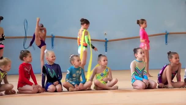 Utbildning av unga gymnaster — Stockvideo
