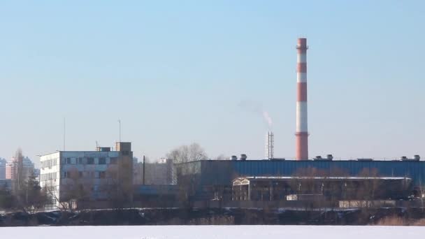 Koeling torens, schoorsteen en pijpen, van een electropower station — Stockvideo