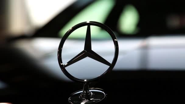 Mercedes-Benz емблема — стокове відео