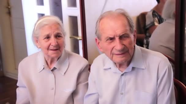 Couple of elderly seeing a film about past times — Stock Video