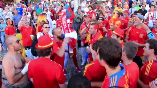 키예프, 우크라이나-7 월 1 일: 유럽 축구 선수권 대회 결승전 전에 스페인 축구 팬 들 "유로 2012" (스페인 vs 이탈리아), 키예프, 우크라이나, 2012 년 7 월 1 일 — 비디오